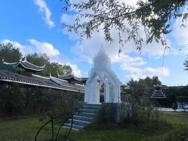 唯楚酒庄内,草木葱郁茂密。