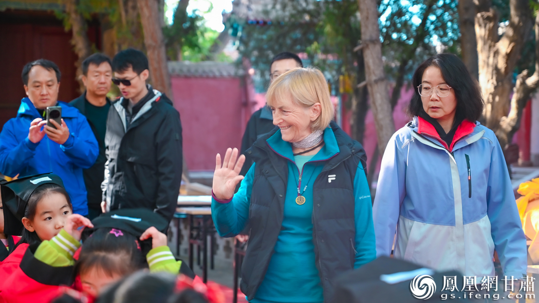 意大利徒步旅行家维娜（右二）在武威文庙与朗诵诗歌的小朋友们友好互动