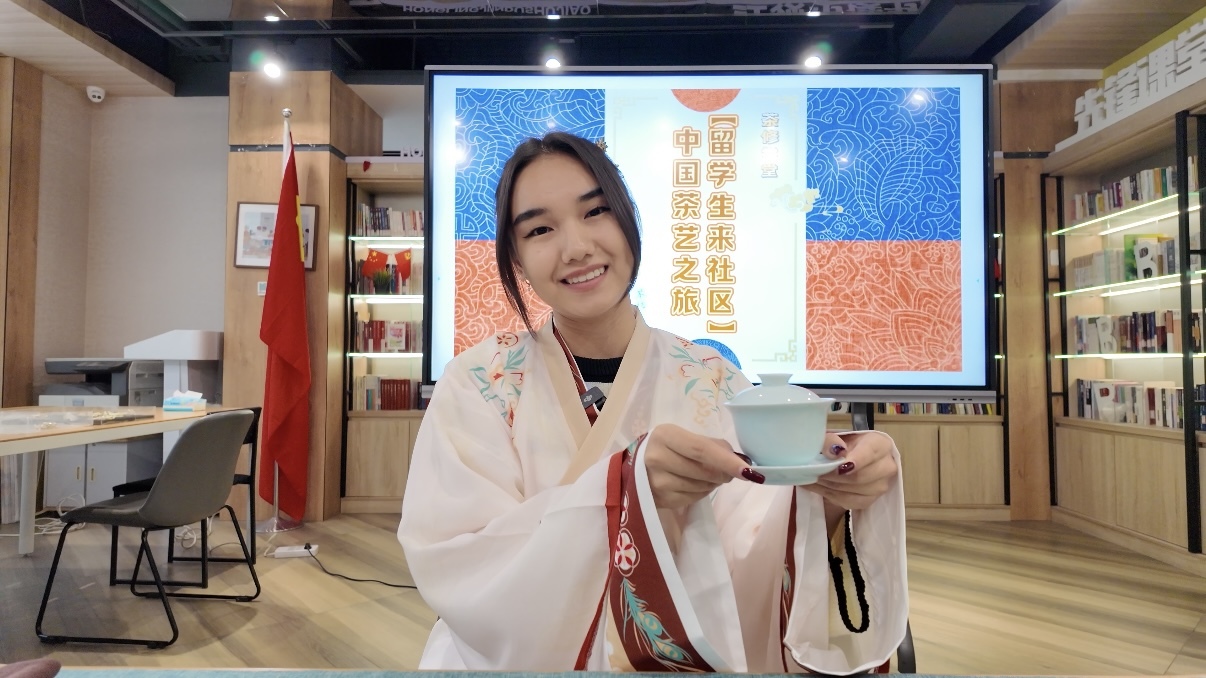 留学生娜孜展示茶艺学习成果