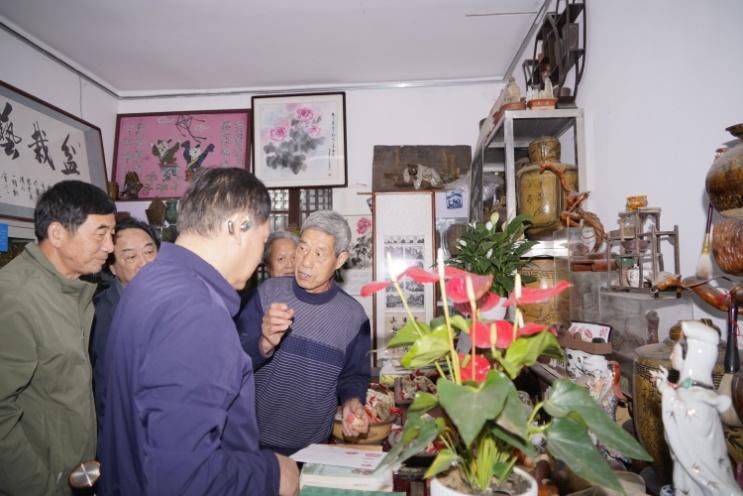 南京一行在米公祠与襄阳藏石人交流