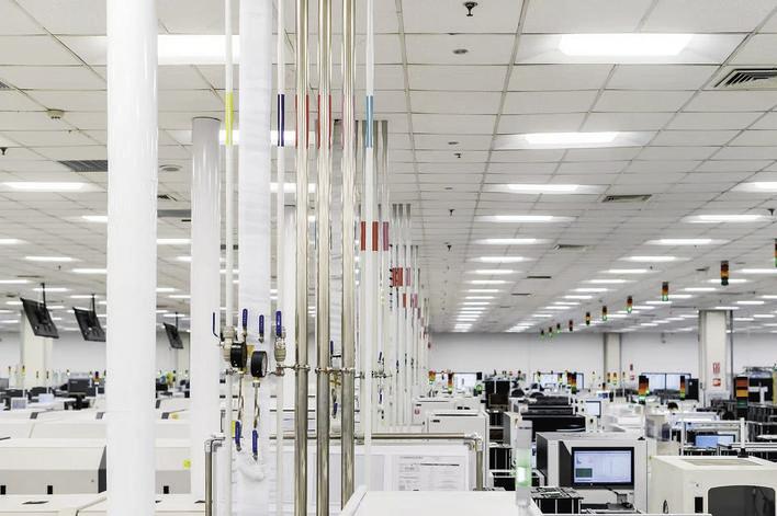 在经开区，越来越多的企业通过“智改数转”塑造竞争新优势。图为舍弗勒下属企业——纬湃汽车电子（长春）有限公司生产车间。 本组摄影 张扬