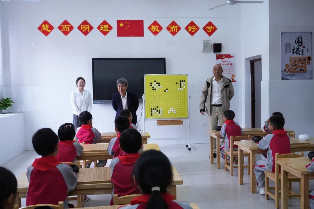 ▲王汝南等参观围棋进校园示范学校