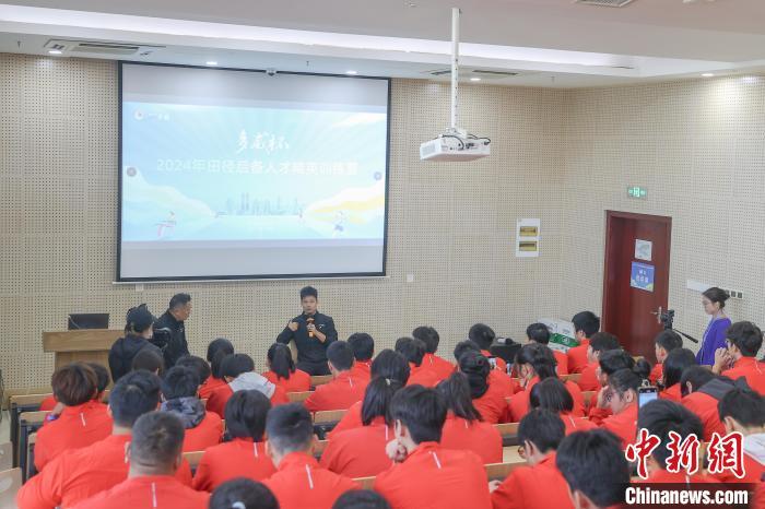 图为10月23日,江西南昌,苏炳添亮相2024年田径后备人才精英训练营并同年轻运动员展开面对面交流。刘力鑫 摄