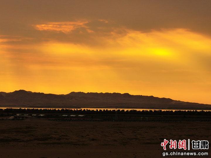 远望民勤红崖山　李大伟　摄