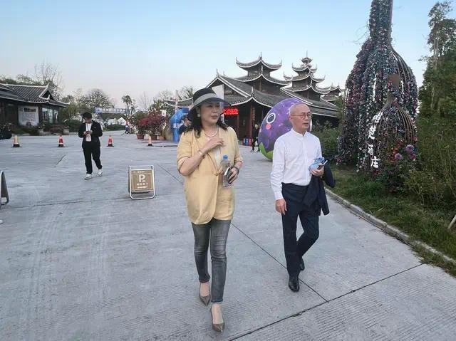 吴茹向叶文智详细介绍酒庄文旅业态发展情况。