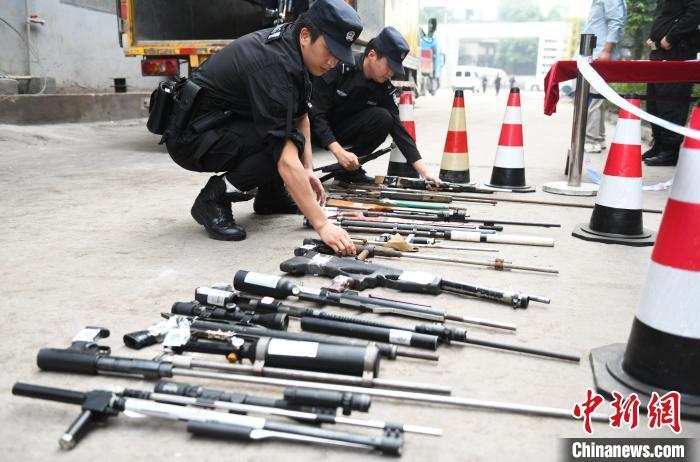 图为民警清点即将销毁的非法枪支。中新网记者 周毅 摄