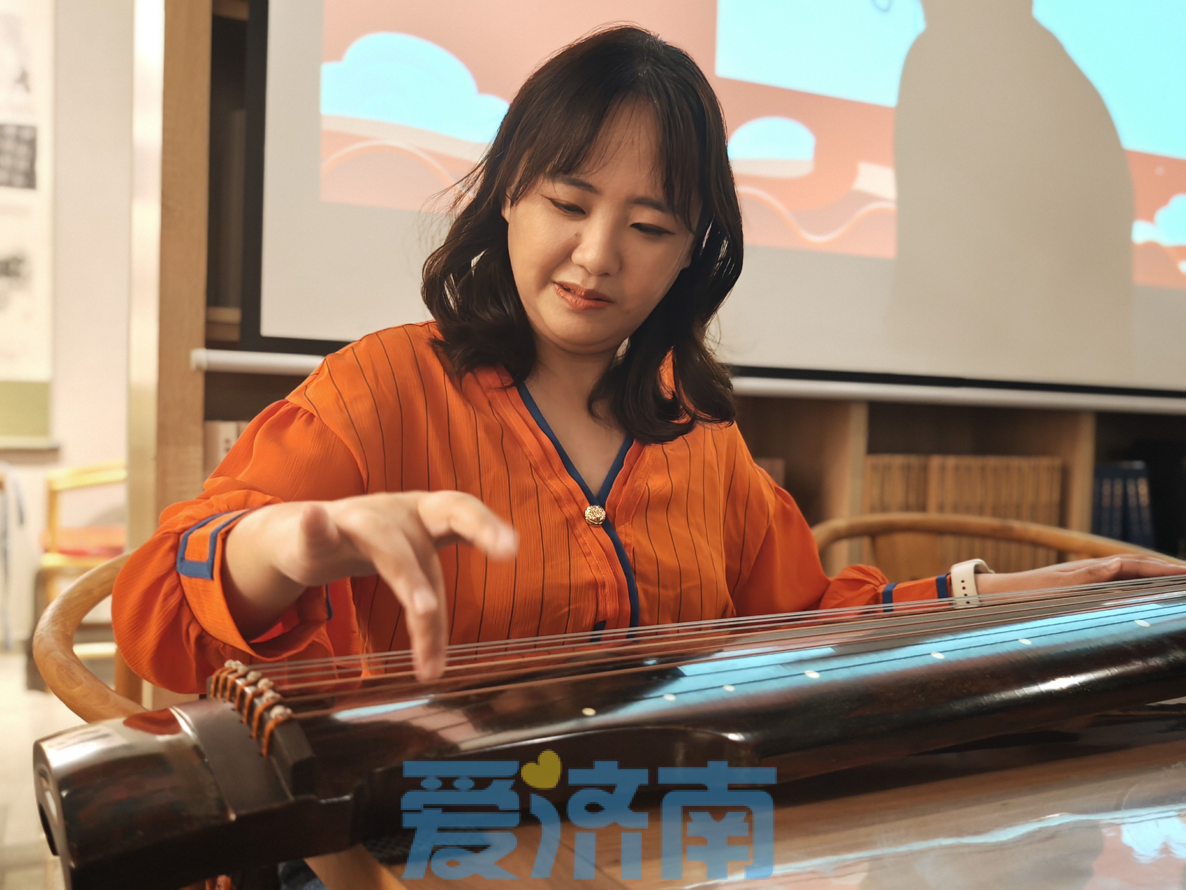 济南大学日本留学生加奈子学习古琴