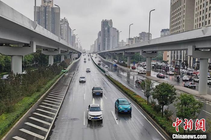 10月20日，西安迎降温降水天气。　李一璠 摄