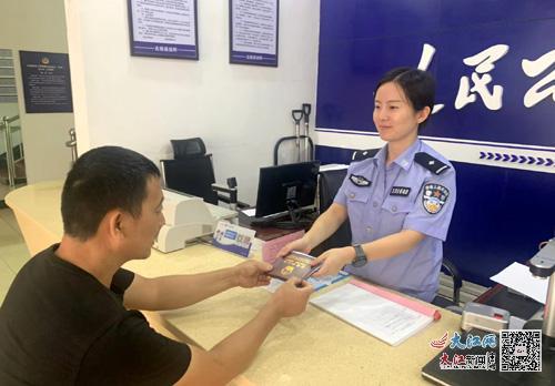 “一窗通办”为群众办理户籍