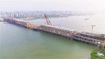 隆兴大桥中支主桥建设实景图