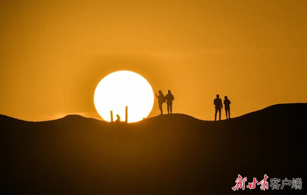 10月6日，敦煌市阳关景区夕阳美景吸引游人驻足观赏。新甘肃&middot;甘肃日报通讯员　王斌银