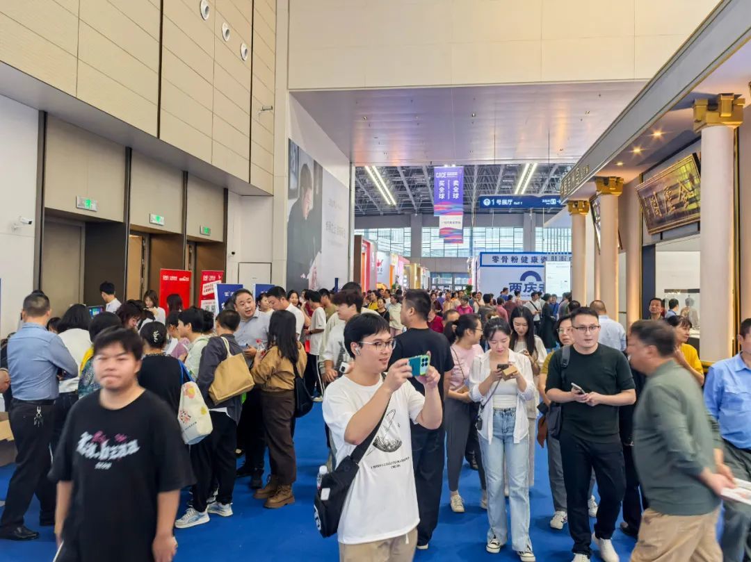 不虚“瓷”行!全球“夸夸团”花式表白景德镇