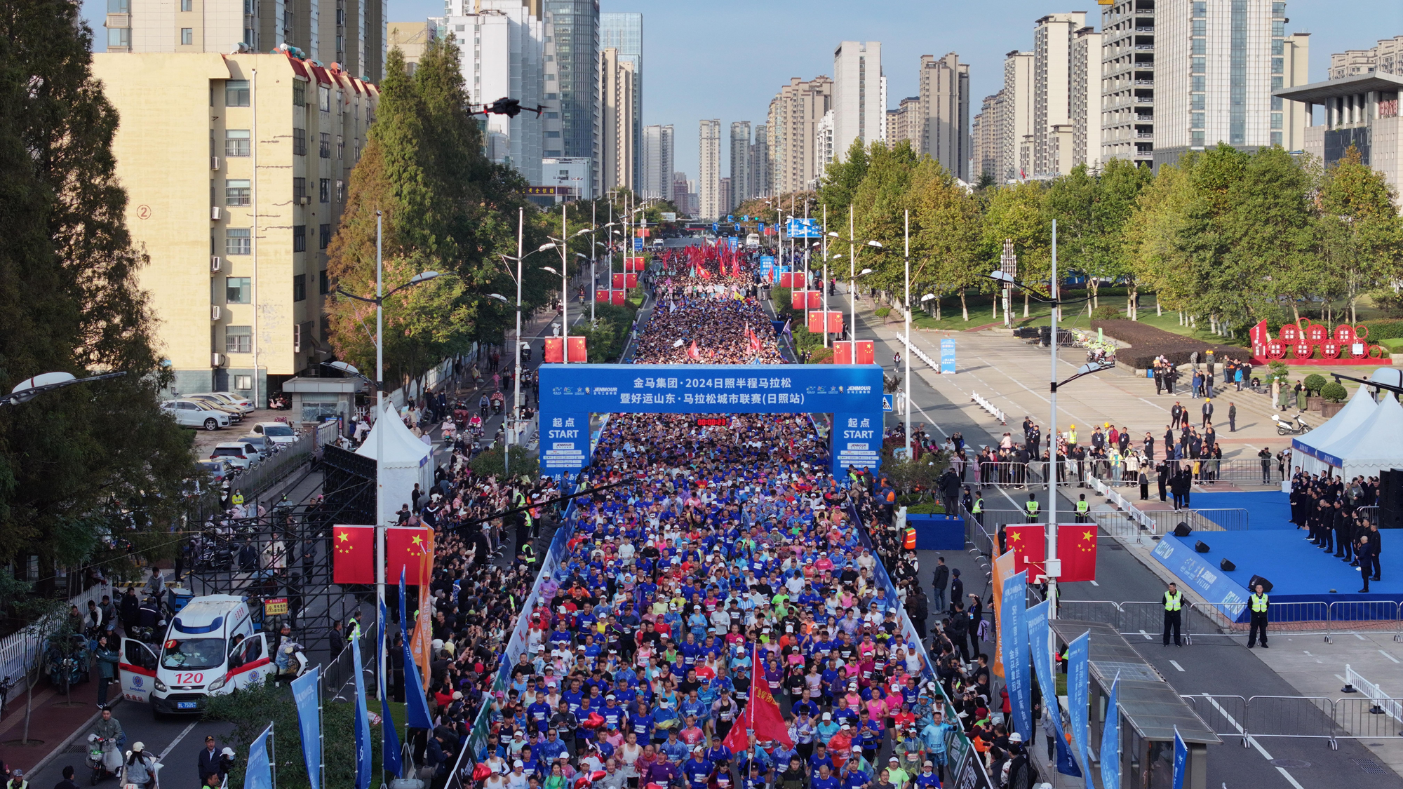 10月20日，在山东日照，参加日照半程马拉松的选手蓄势待发。王聪 摄