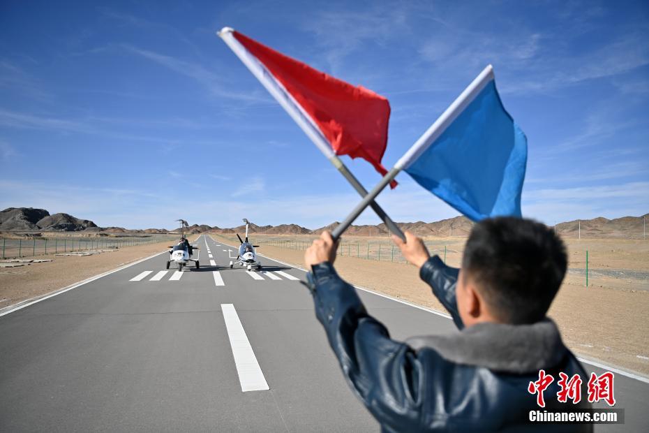 图为“飞天警队”机械师常浩银进行地面指挥 中新社记者 九美旦增 摄