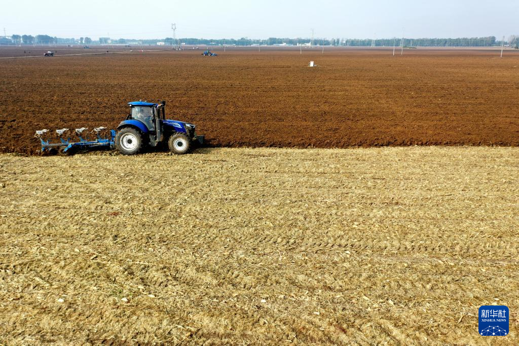 10月21日，在河北省邢台市南和区阎里乡阎里村，农民驾驶农机翻耕土地（无人机照片）。