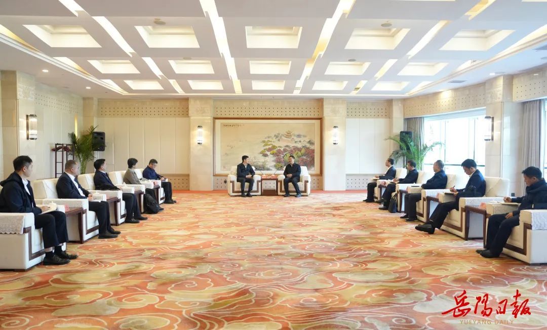 10月23日,谢卫江会见中国纸业投资有限公司党委书记、董事长钟天崎一行。