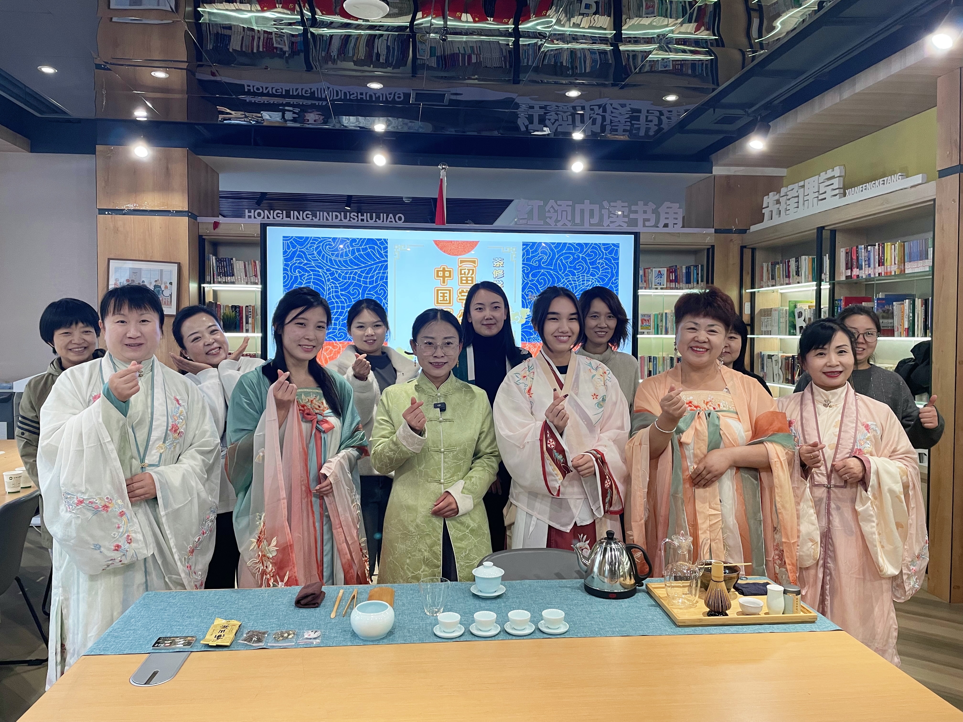 留学生与社区居民合影留念