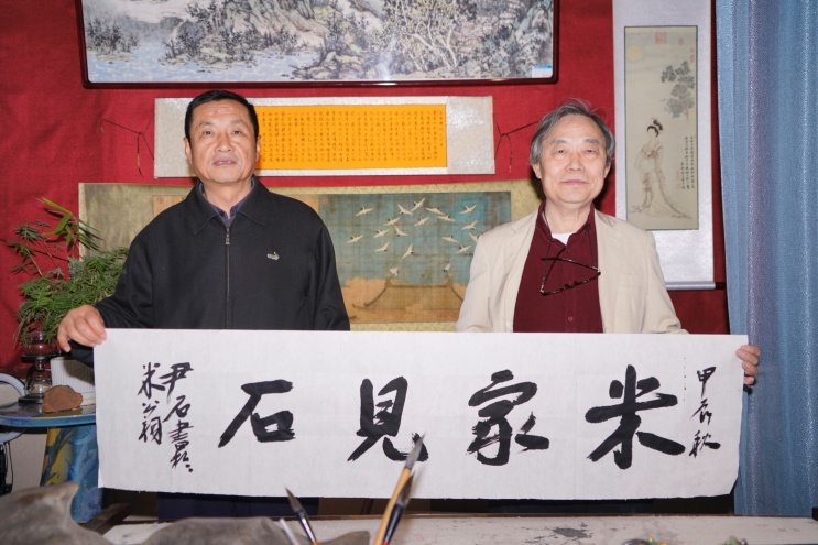 尹石(右)书赠米学军