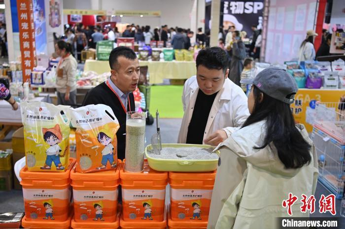 10月20日，参观者选购宠物相关产品。中新社记者　九美旦增　摄
