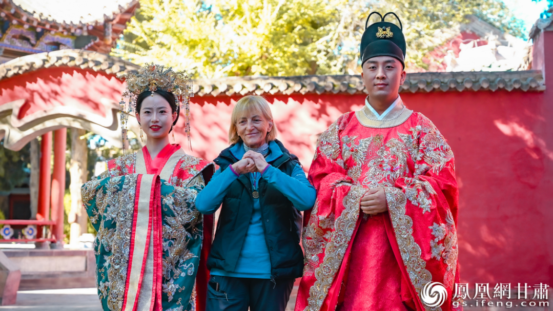 维娜在武威文庙偶遇一对中国新婚夫妇