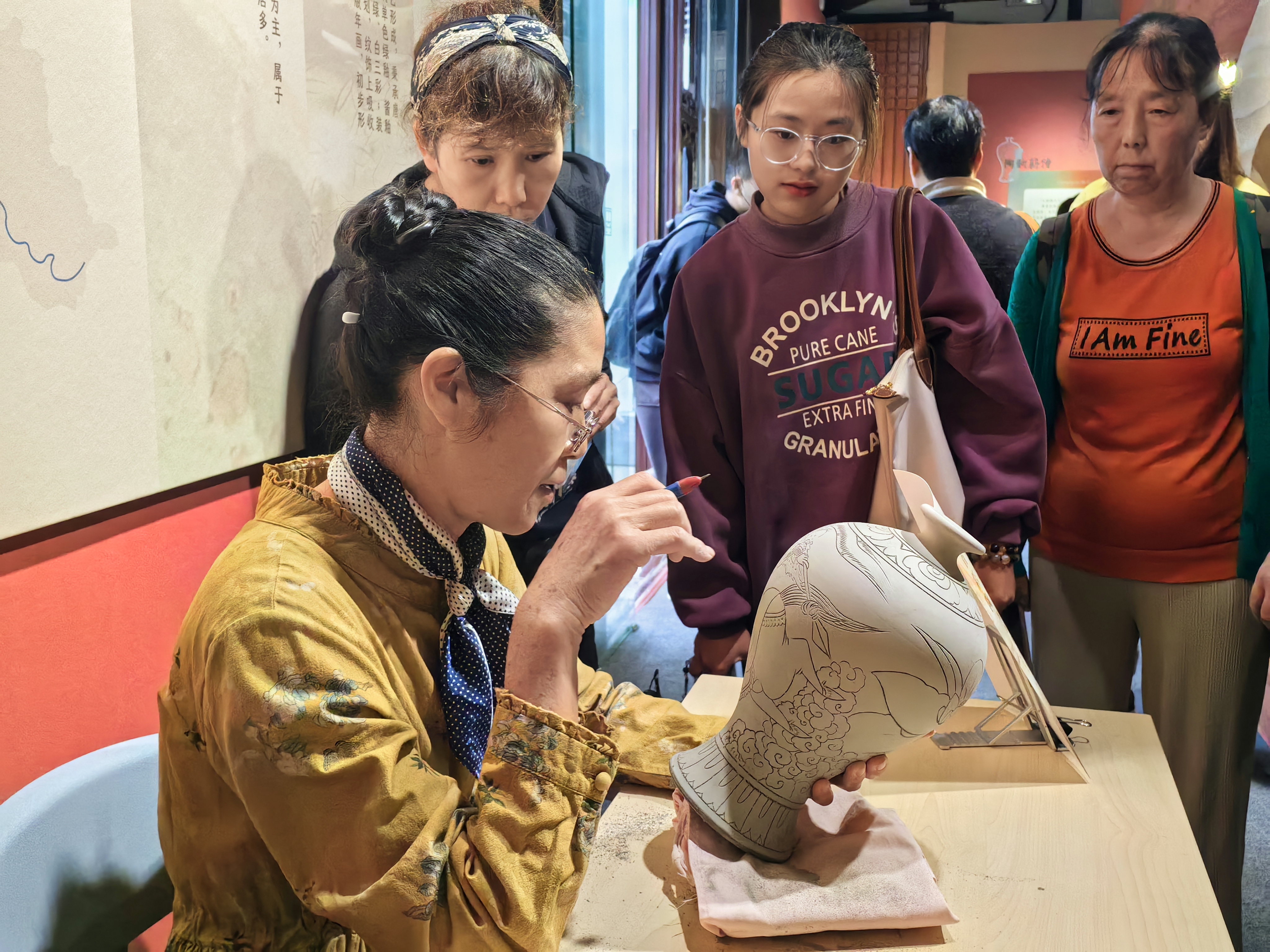安徽界首彩陶传承人走进苏博开展陶艺手作体验活动