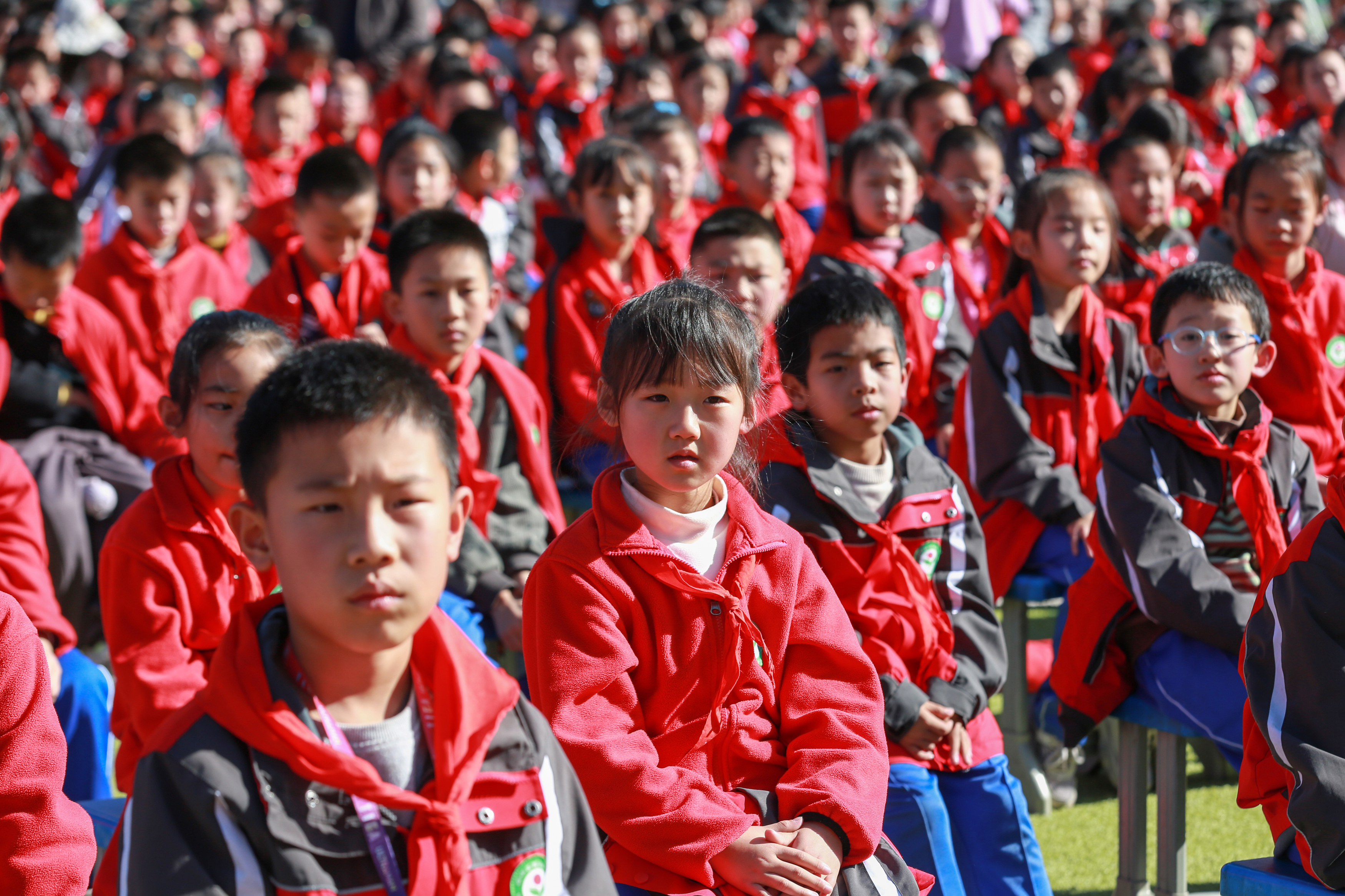 图5-10月23日，甘肃省平凉市崆峒区西大街小学学生在聆听58岁的对越自卫反击战参战老兵、“二等战功”获得者马克仓讲述亲身经历浴血疆场的革命英雄事迹。.jpg