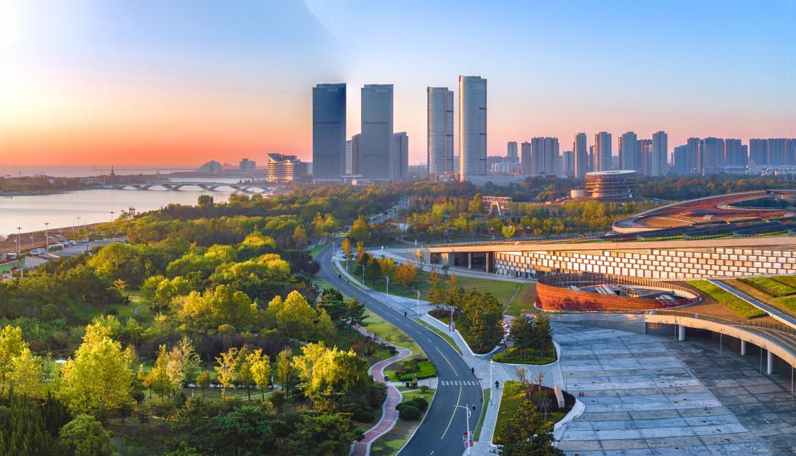 10月23日，由夏入秋，金黄色和橙色点缀了整个城市。单英 摄