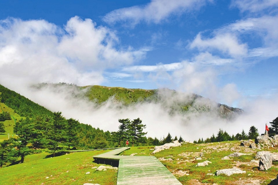 云顶山山势险峻、风光秀丽，因山顶与云天相接而得名。山西日报通讯员摄