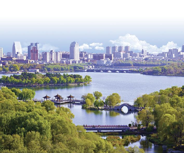 蓝天、碧水，颜色各异的树木，一幅迷人秋景徐徐展开。