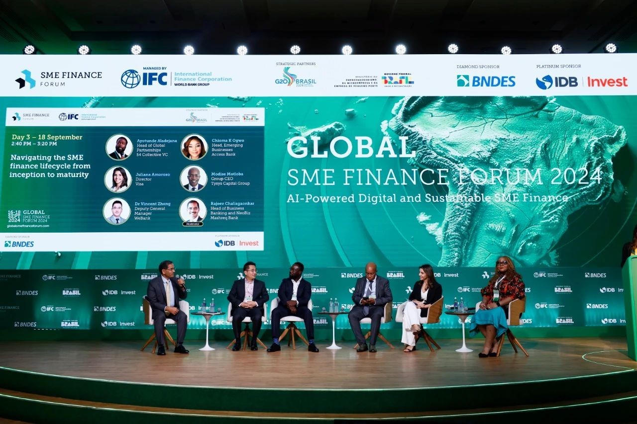 图3：微众银行企业数字营销部副总经理郑文琛在论坛“引领中小企业全生命周期金融服务”圆桌环节发言