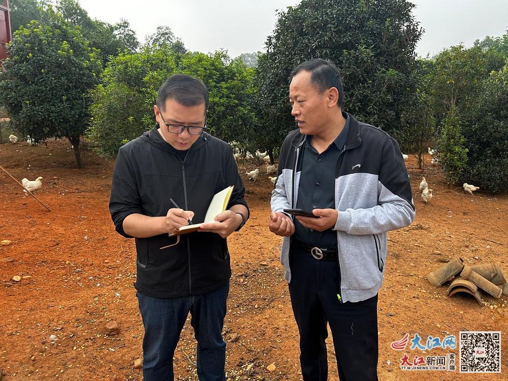 深耕乌鸡行业30年的“乌鸡痴心汉”彭建军在接受记者采访（蔡宸昆 摄）