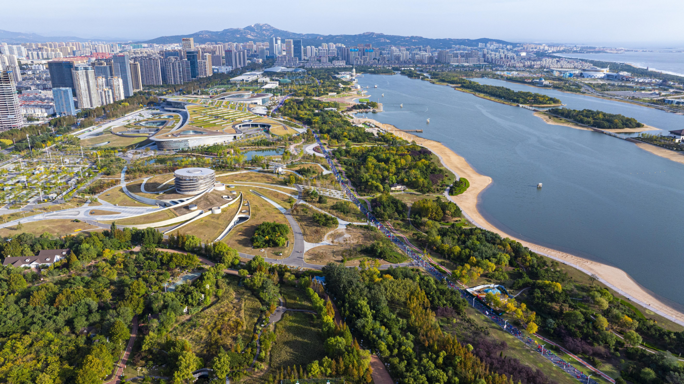 10月20日，在山东日照，马拉松选手们在赛道上挥洒汗水，用脚步丈量城市的脉搏。刘晓彬 摄