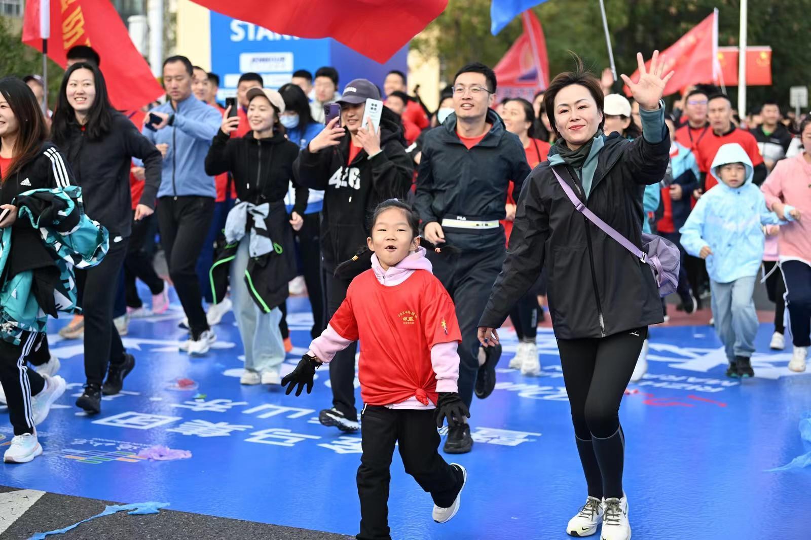 10月20日，日照马拉松赛事现场氛围热烈，伴随着观众的欢呼声和激励的掌声，马拉松小选手与家人们踏上赛道。于坤帅 摄