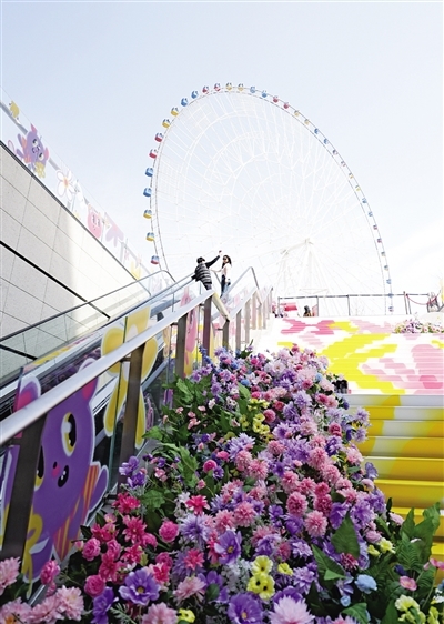 游客在南昌万象城望星广场的自动扶梯上打卡