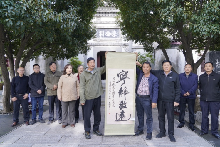 襄阳市观赏石协会向雨花石地质公园赠送米克勤墨宝