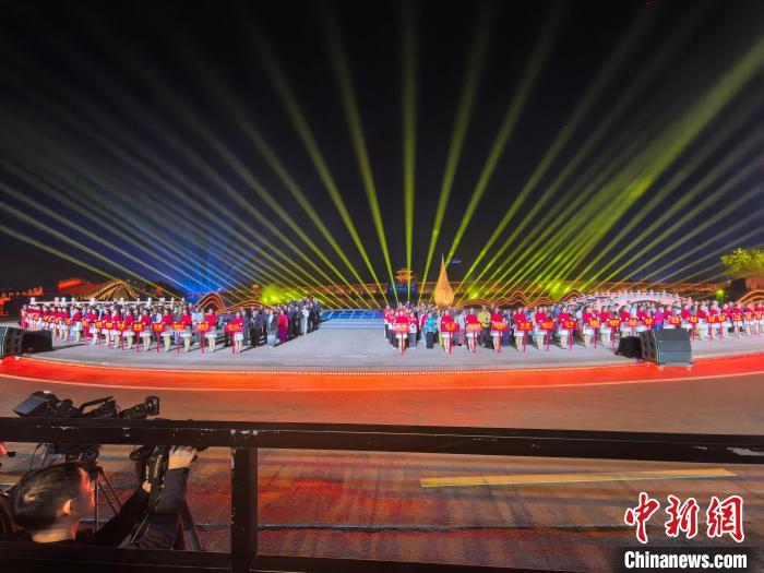 10月24日，第十五届中国&middot;邯郸国际太极拳运动大会在邯郸广府古城开幕，图为开幕式现场。王天译 摄