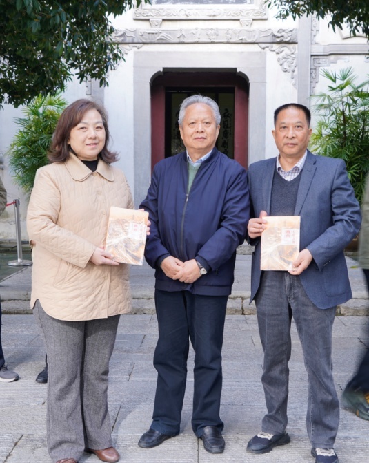 束有春(中)赠送书作《南京——七朝古都》