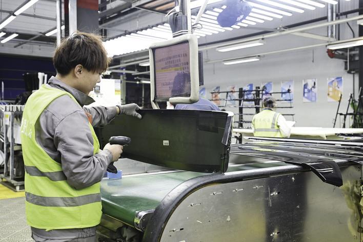 乘“数”而上，企业发展活力旺。图为长春华众延锋彼欧汽车外饰有限公司生产车间。