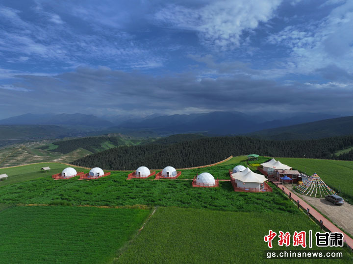 图为天祝县大红沟镇排鹿台　李大伟　摄