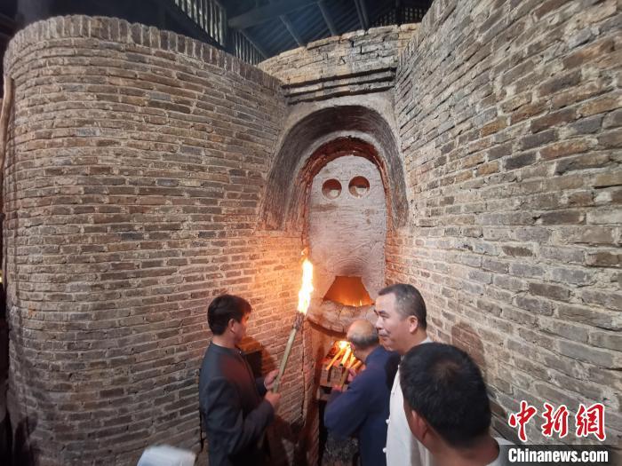 10月19日,景德镇古窑民俗博览区,明代葫芦窑复烧点火。中新社记者 姜涛 摄