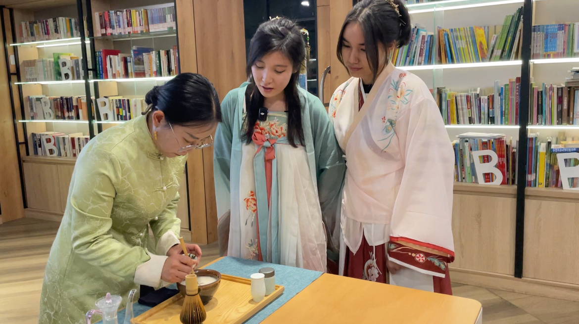 两位留学生欣赏茶百戏表演