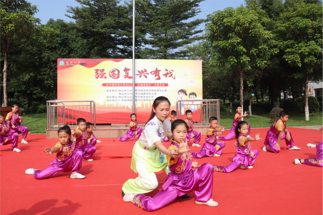 图：乐平镇范湖小学专职武术教师何茜在帮学生打磨武术动作