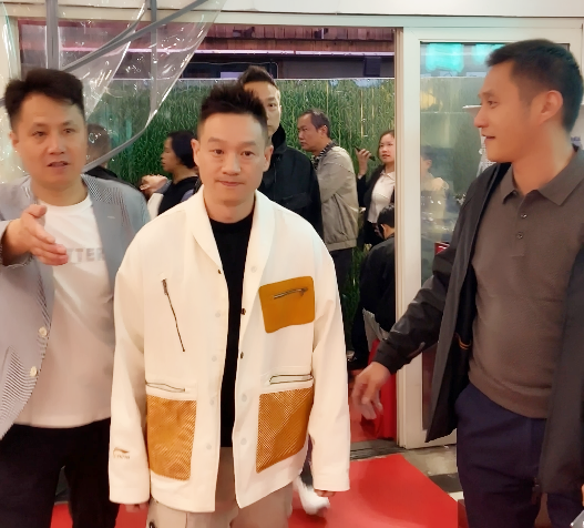 奥运冠军李宁、李小双、杨威现身南昌蛤蟆街 品味地道美食