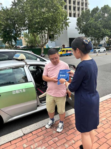 “小零钱 大便利” 恒丰银行青岛分行开展出租车“零钱包”兑换活动