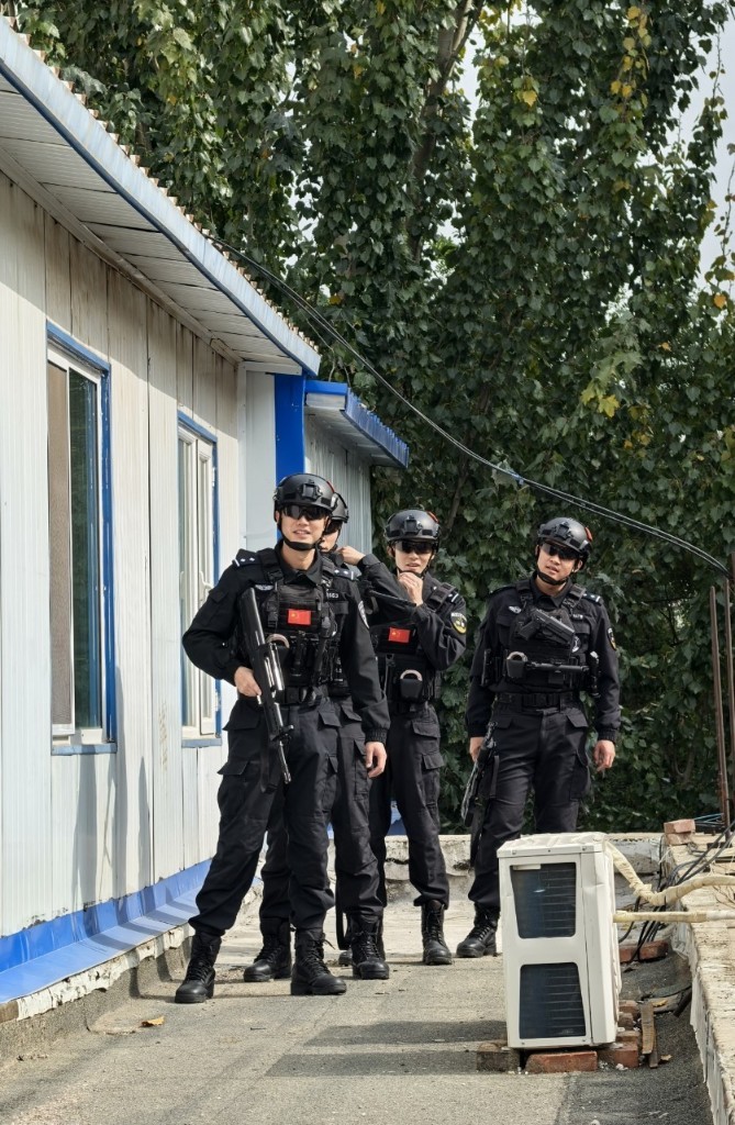 特警队员开展房屋、楼道反恐搜捕战术训练