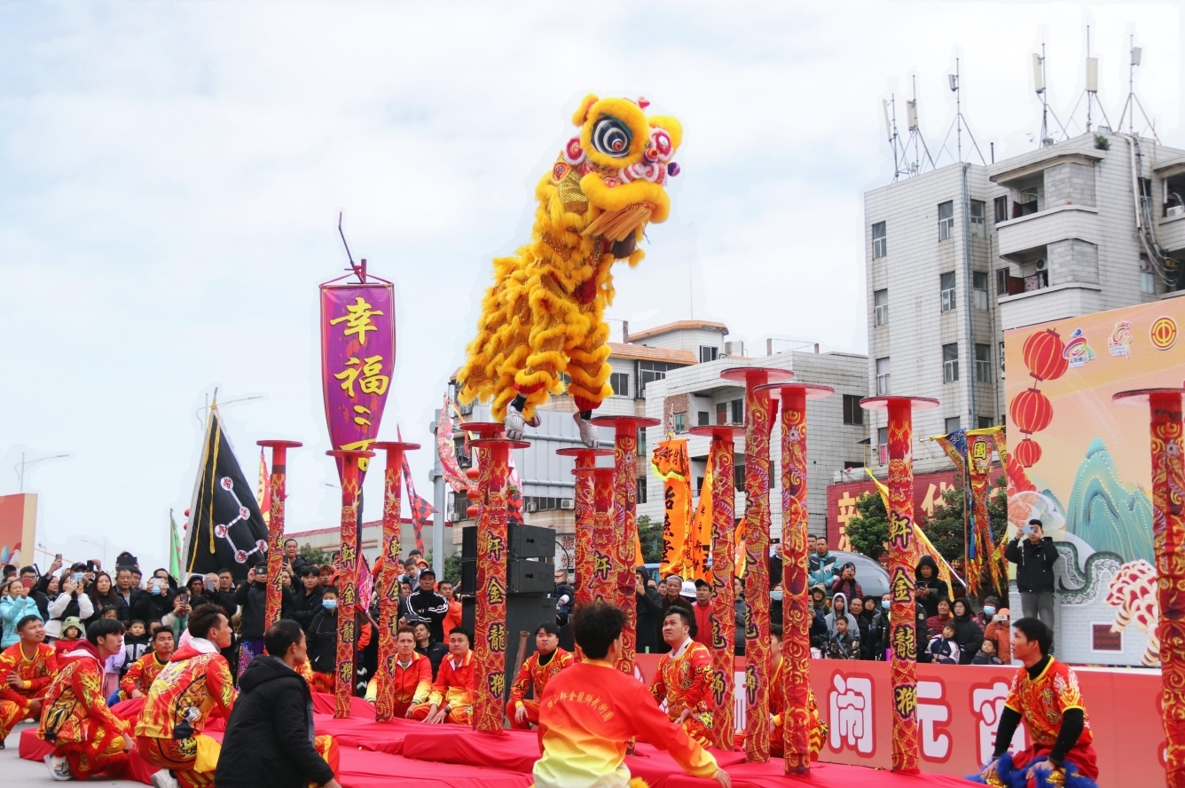 图：2月24日元宵节，乐平镇举办首届“日丰杯”龙狮英雄荟活动，展示龙狮文化的魅力，营造欢乐祥和的元宵节日氛围