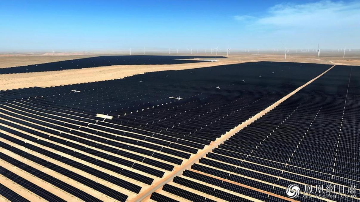 国家电投平川北滩10万千瓦光伏发电项目建设现场，光伏组件、支架等设备已安装完成。