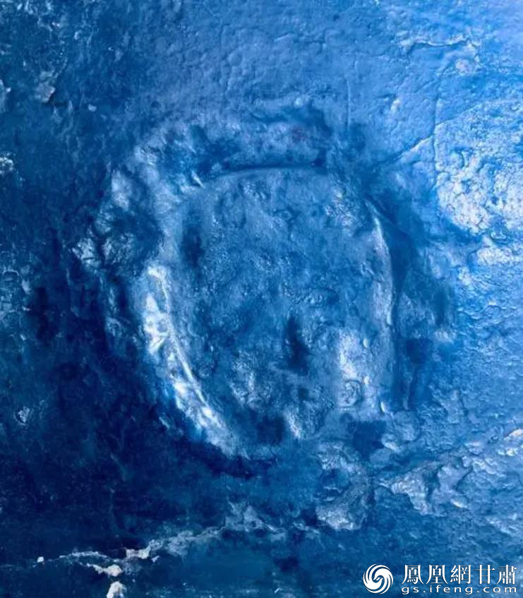 传说中的马蹄印迹现存于马蹄殿内,成为镇寺之宝。李红军 摄