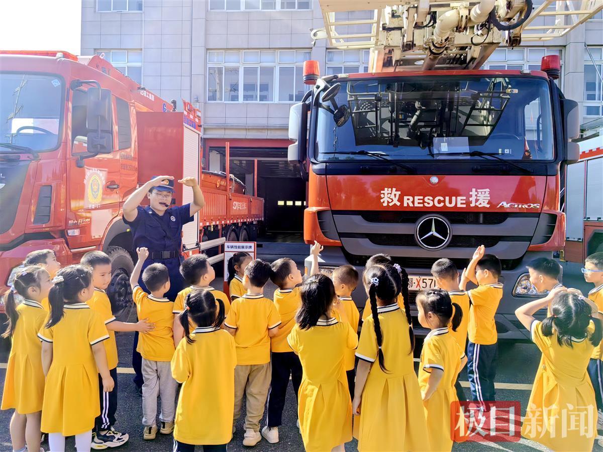 小朋友在石首市消防救援大队沉浸式学习消防安全知识。 (1).jpg