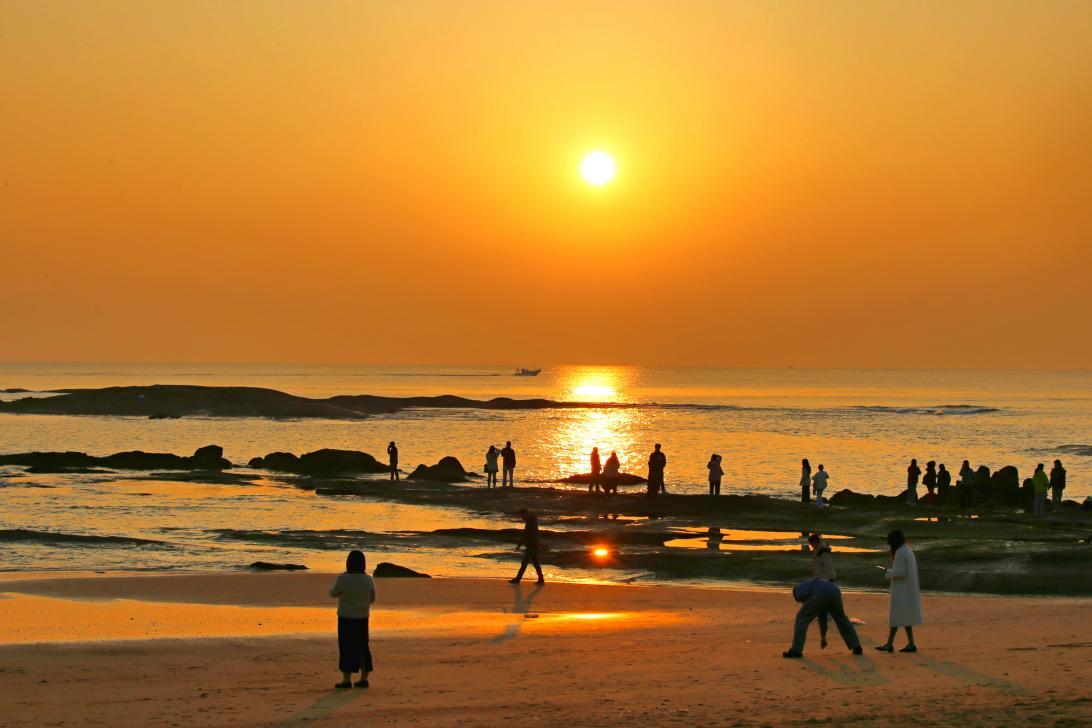 10月24日，清晨的灯塔景区海边汇集了许多等待日出的市民游客。张守本 摄